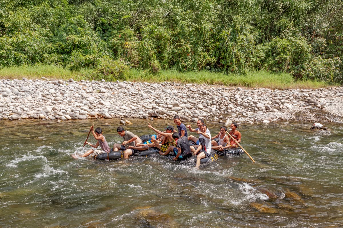 Travelers tubing down the Pai River